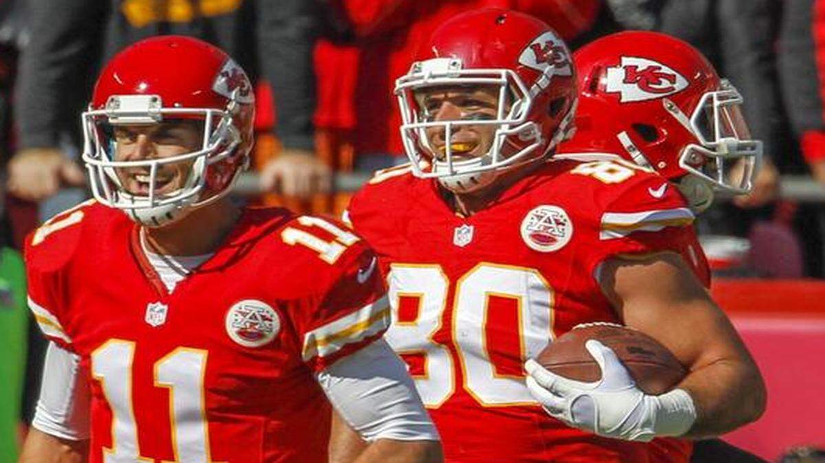 
Kansas City Chiefs tight end Anthony Fasano and quarterback Alex Smith react after Fasano scored a touchdown on a tipped ball in the first half of Sunday’s game against the Jets.
