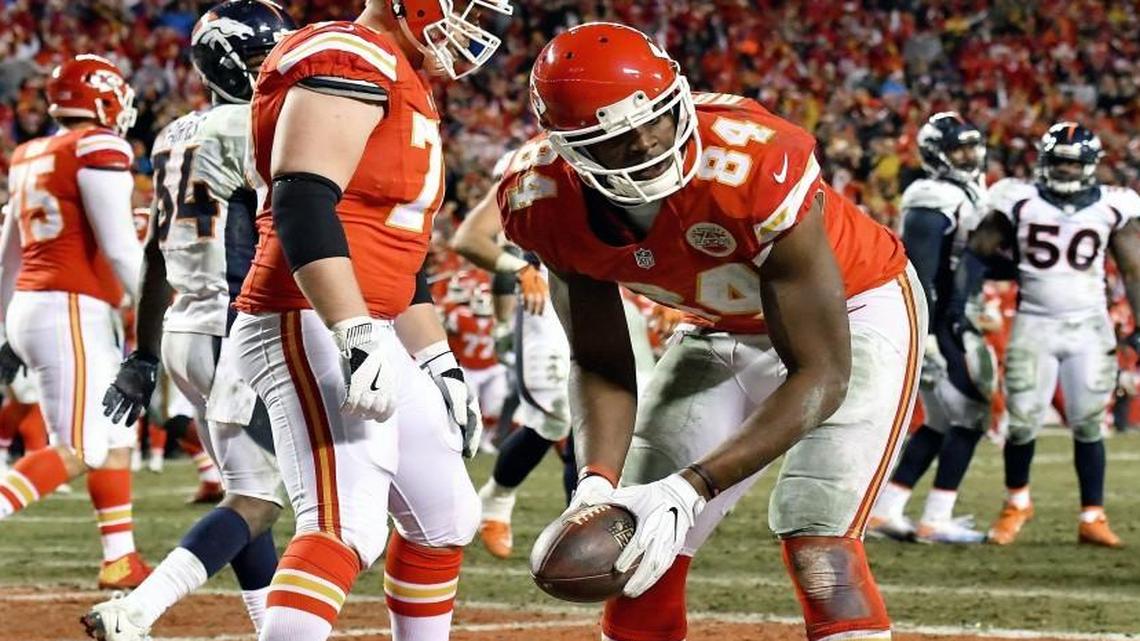 Kansas City Chiefs tight end Demetrius Harris celebrated his touchdown reception from nose tackle Dontari Poe by pretending to use the football as a putter .