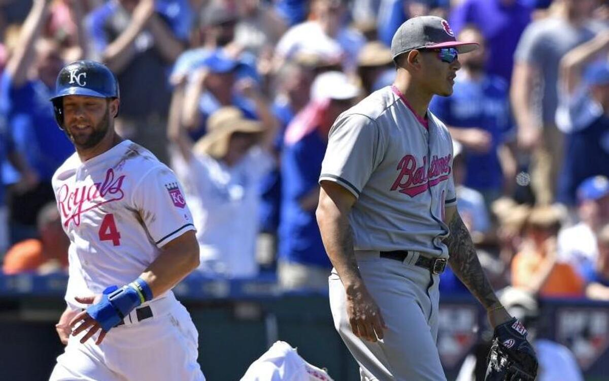 Kansas City Royals left fielder Alex Gordon headed for home as Baltimore Orioles third baseman Manny Machado watched his throwing error during Sunday’s game.