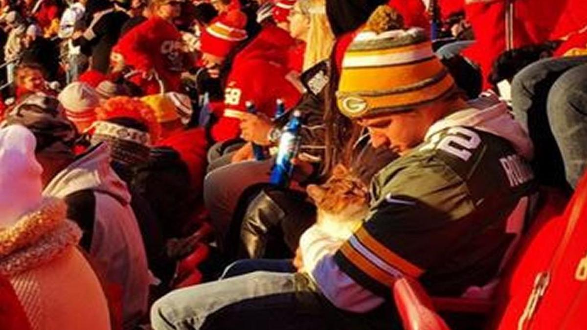 There were 76,114 fans at Arrowhead Stadium on Sunday ... and one cat.
