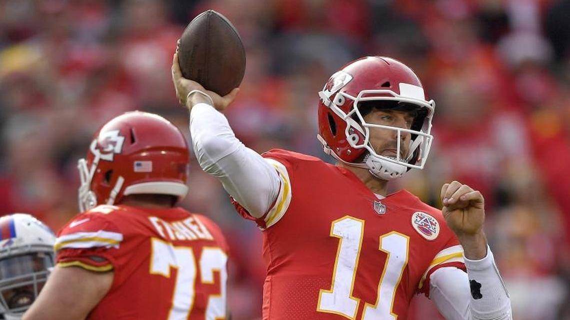 Kansas City Chiefs quarterback Alex Smith completed a pass to wide receiver Tyreek Hill in Sunday’s game.