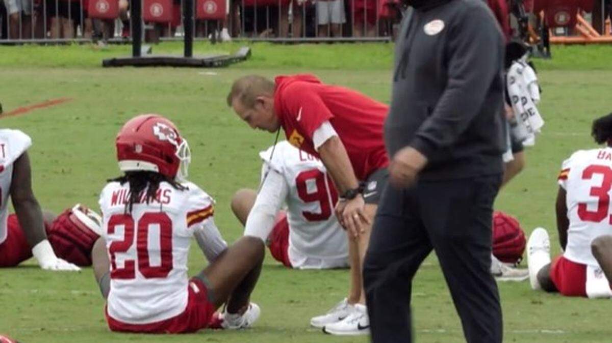 Chiefs defensive coordinator Steve Spagnuolo imparting advice to a player during training camp.