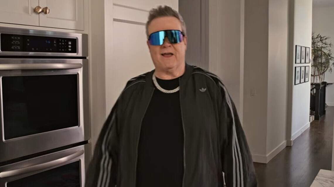 Eric Stonestreet’s latest role? He ‘portrays’ Chiefs’ Patrick Mahomes in commercial