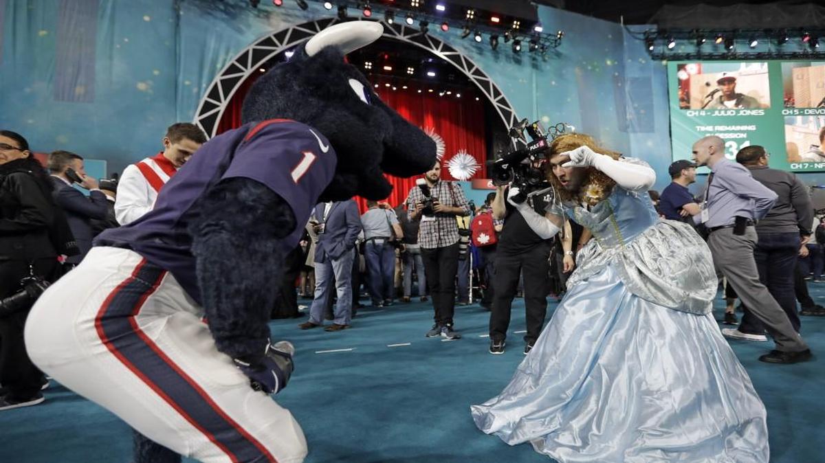 Julian Kurzwernhart has fun with the Houston Texans’ mascot during Super Bowl Opening Night on Monday.