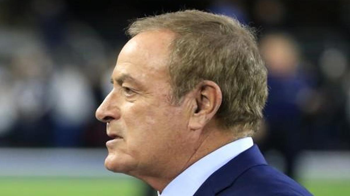 NBC broadcaster Al Michaels (right) talked with Dallas Cowboys team owner Jerry Jones before a game last month.