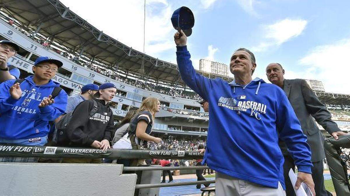 
Kansas City Royals manager Ned Yost tipped his hat to the crowd after the Royals’ 6-4 win over the Chicago White Sox on Sept. 28, 2014 at U.S. Cellular Field in Chicago, Ill.
