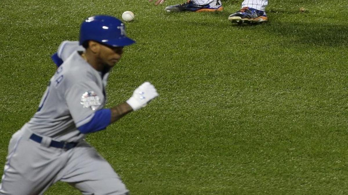 New York Mets pitcher Noah Syndergaard handled a bunt hit by Kansas City Royals pitcher Yordano Ventura during the first inning of Game 3 of the World Series on Friday.