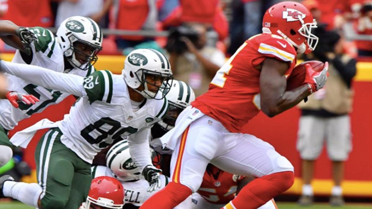 The Chiefs’ Demetrius Harris headed to the end zone after recovering a fumble on Sunday.