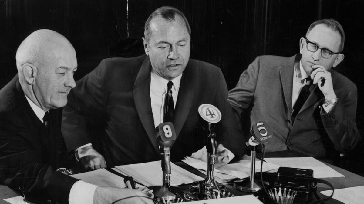 Cedric Tallis (center), executive vice president of Kansas City’s baseball team, announced at a news conference in 1968 that the team would be called the Royals. At left is Ewing Kauffman, the owner of the Royals. Sanford Porte (right) was announced as the winner of the name-the-team contest.