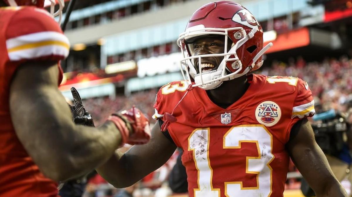 Kansas City Chiefs wide receiver De’Anthony Thomas celebrated his touchdown with teammate Tyreek Hill in the fourth quarter against the Pittsburgh Steelers at Arrowhead Stadium.