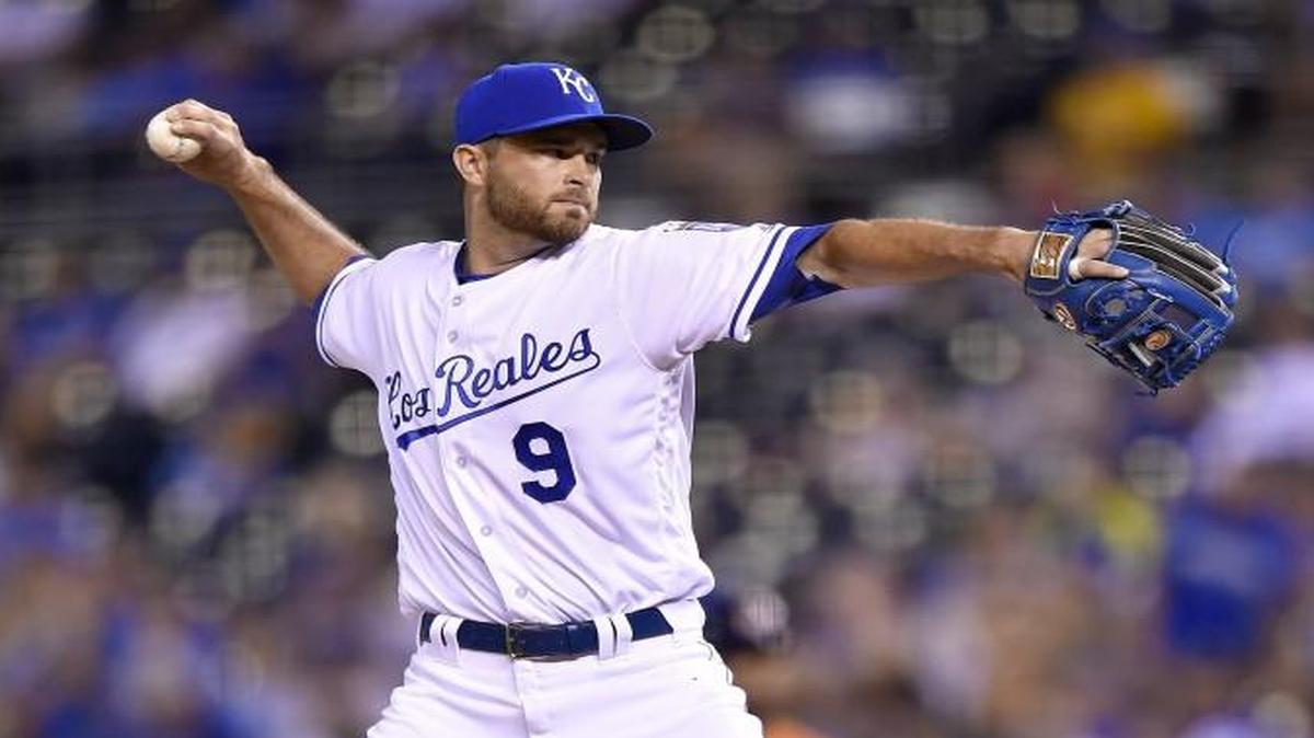 Kansas City Royals catcher Drew Butera pitched in relief in the ninth inning of Saturday’s game.