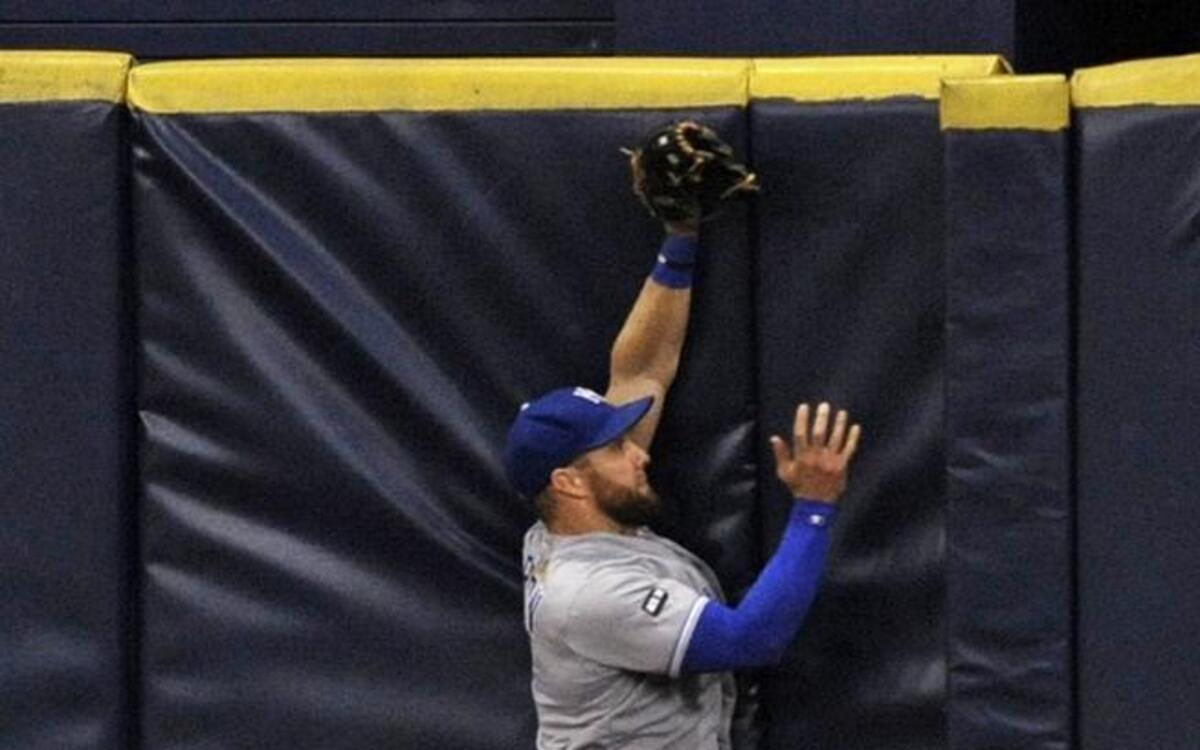 Kansas City Royals outfielder Alex Gordon hit the wall after robbing Tampa Bay’s Logan Morrison of a base hit during the seventh inning of Wednesday’s game.