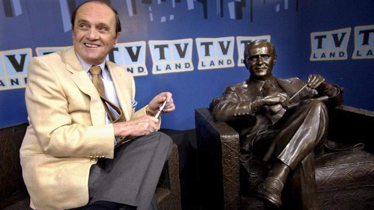 
Comedian Bob Newhart sat with a bronze likeness of Dr. Bob Hartley, the character he played in the 1972-78 sitcom “The Bob Newhart Show,” at the unveiling of the statue in 2004 in in Chicago. 
