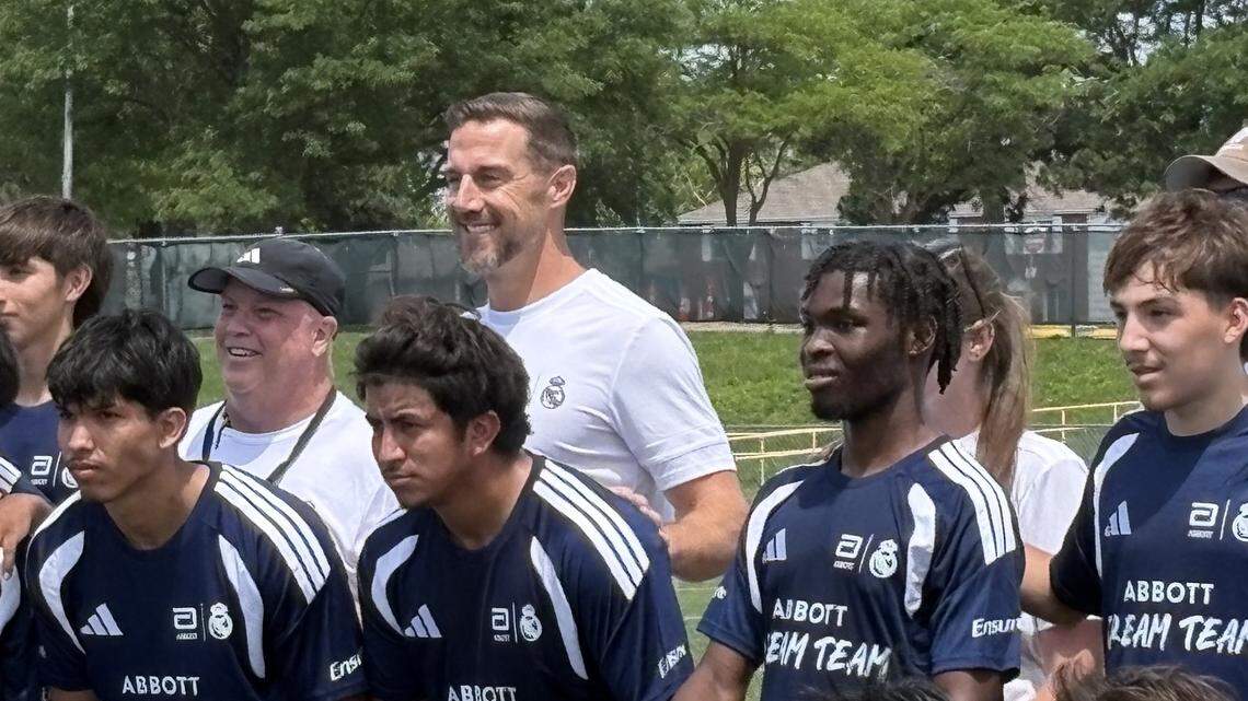 Ex-Chiefs quarterback Alex Smith was back in KC to talk with kids about fútbol