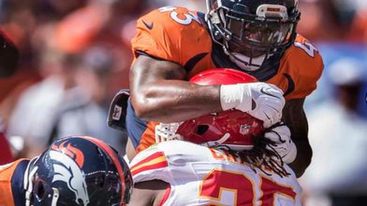 
Chiefs running back Jamaal Charles (25) left Sunday’s game with an ankle injury after this two-yard run in the first quarter against the Broncos. Charles did not return, and the Chiefs lost 24-17.
