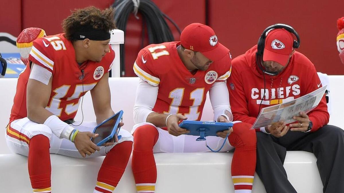 Chiefs backup quarterback Patrick Mahomes (left) looked on while starter Alex Smith went over plays on the bench in Sunday’s game against the Bills at Arrowhead Stadium.