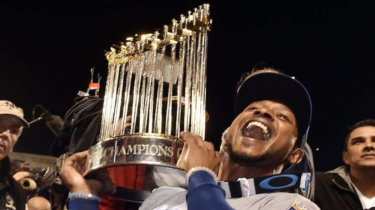 Royals center fielder Jarrod Dyson lifted the World Series trophy up for fans to see after Kansas City defeated the Mets 7-2 in Game 5 on Sunday at Citi Field in New York to win the best-of-seven series four games to one.