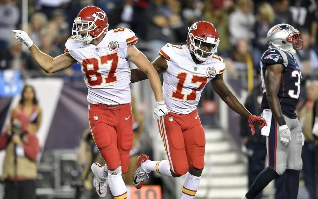 Chiefs tight end Travis Kelce (left) pointed at a Patriots player after the Chiefs’ final touchdown in a 42-27 victory Thursday Gillette Stadium in Foxborough, Mass.