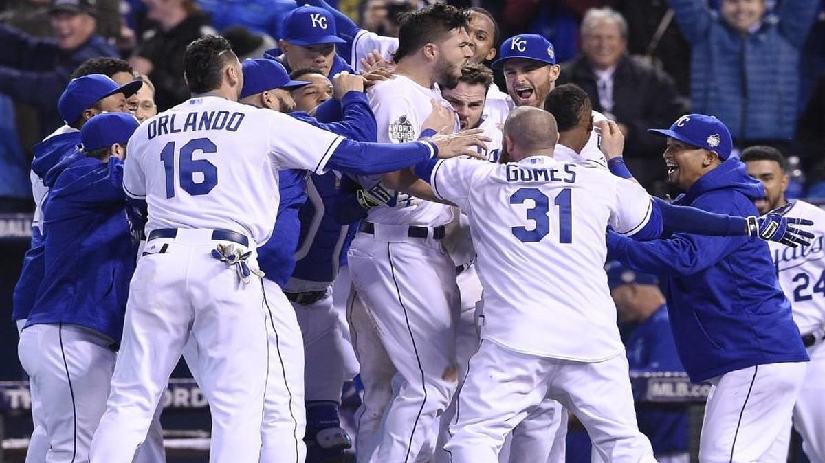Teammates mobbed Kansas City Royals first baseman Eric Hosmer after he hit a sacrifice fly that scored shortstop Alcides Escobar in the 14th inning to defeat the New York Mets 5-4 in Game 1 of the World Series on Tuesday at Kauffman Stadium.