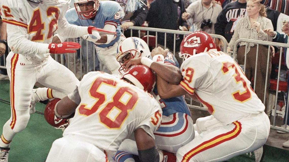 Houston’s Haywood Jeffires tries to fight off the Chiefs’ Derrick Thomas (58) and Bruce Pickens during a scuffle along the sideline.