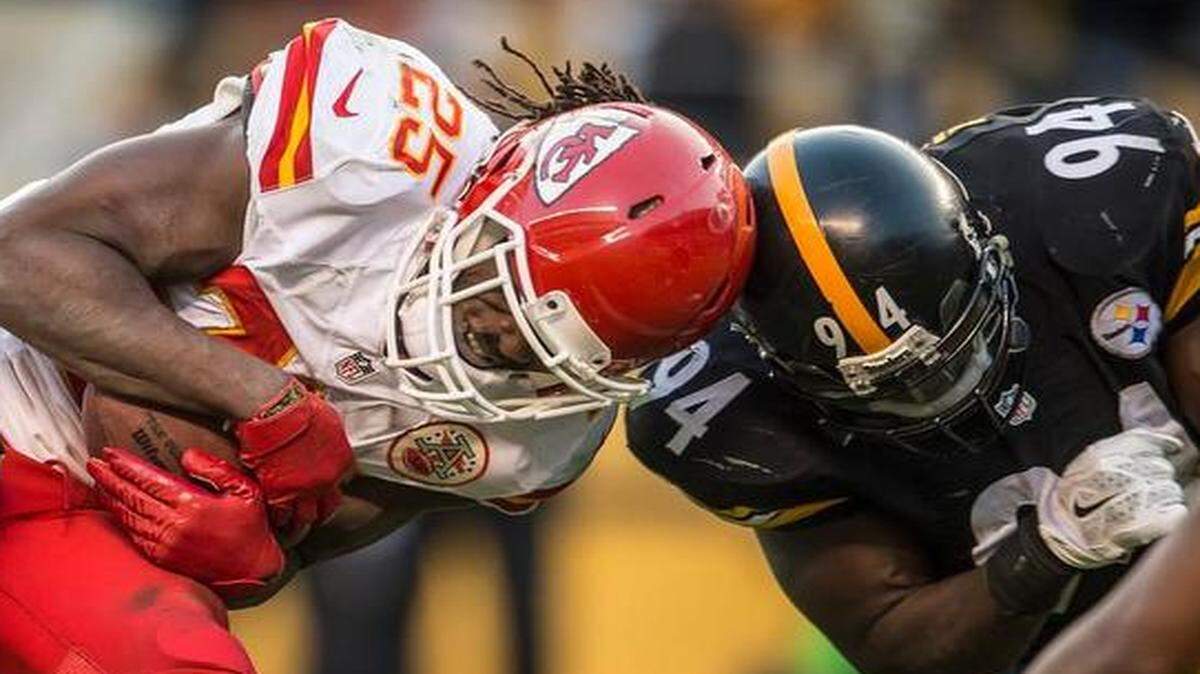 
Chiefs running back Jamaal Charles had a head-on collision with Steelers linebacker Lawrence Timmons in the fourth quarter of Sunday’s game in Pittsburgh.
