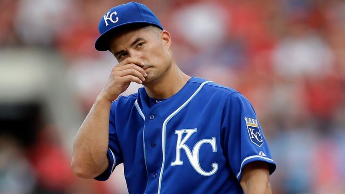 
Kansas City Royals starting pitcher Jeremy Guthrie paused on the mound after giving up an RBI single to Jason Heyward during the third inning of Saturday’s game.
