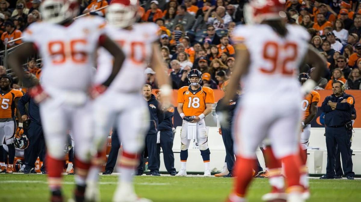 Broncos quarterback Peyton Manning (center) stood on the sideline in the third quarter after he was replaced by Brock Osweiler in Denver’s 29-13 loss to the Chiefs on Sunday.