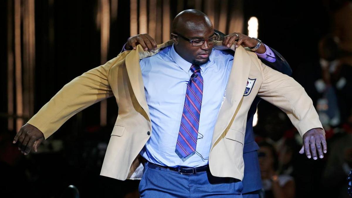 
Assisted by friend and presenter Adrian Lunsford, former Chiefs offensive lineman Will Shields slipped on a gold jacket awarded to Hall of Fame inductees during a ceremony Thursday. 
