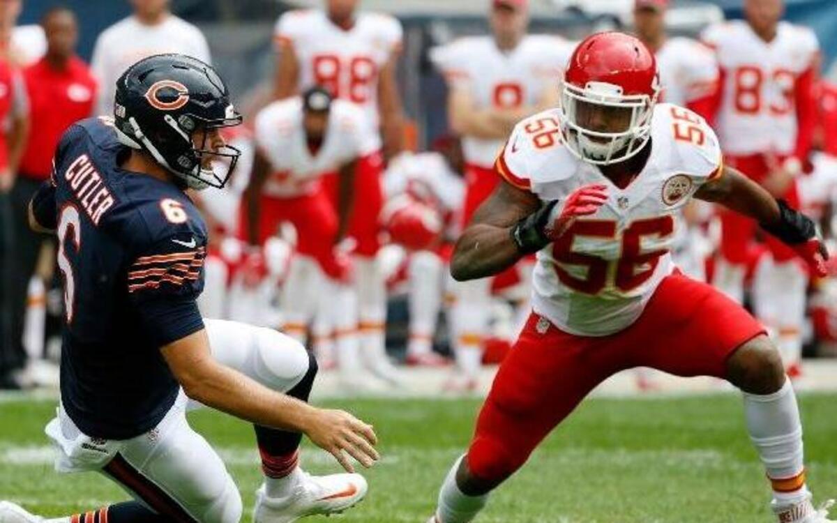 Bears quarterback Jay Cutler went to the ground before Chiefs linebacker Derrick Johnson (right) and nose tackle Dontari Poe could lay a hit on him in Saturday’s game in Chicago.