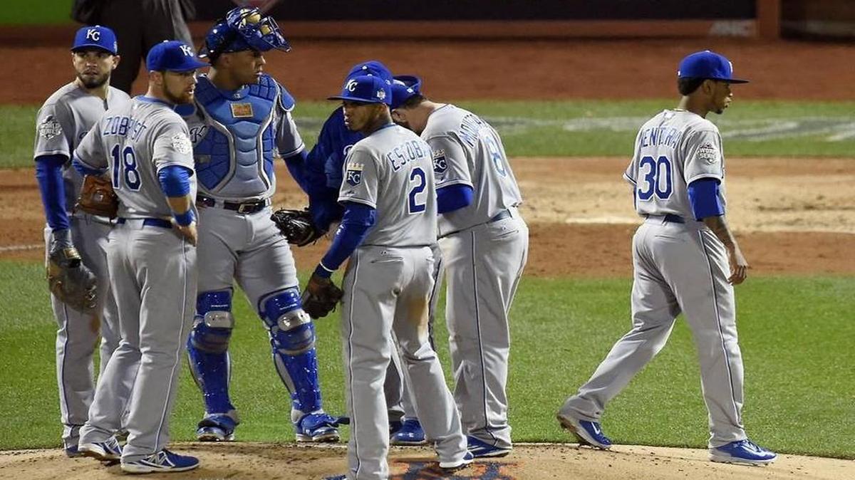 Pitcher Yordano Ventura (right) walked off the mound Friday after scuffling against the Mets, who came home to New York and got on the board with a 9-3 win.