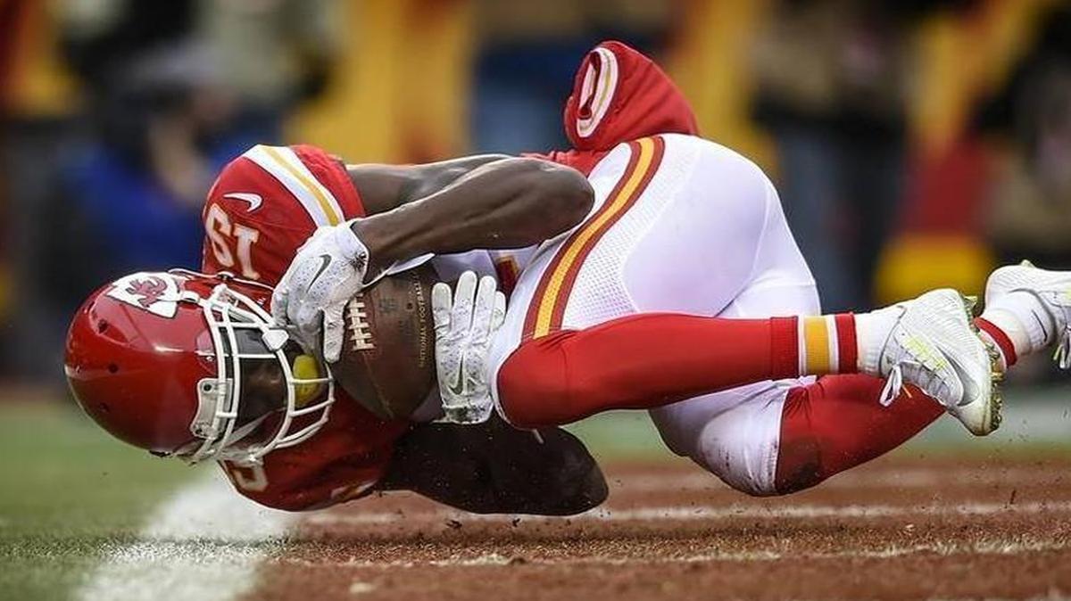 Chiefs wide receiver Jeremy Maclin wrapped his arms around the ball for an 11-yard touchdown catch in the first quarter of Sunday’s game against the Browns at Arrowhead Stadium.
