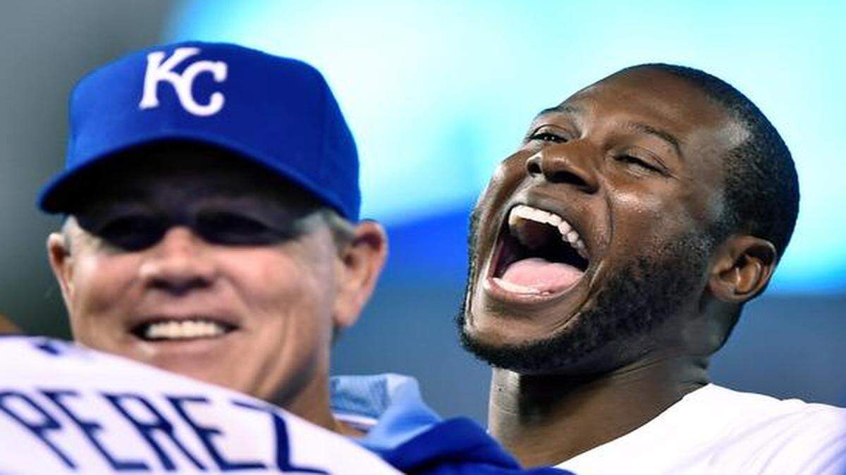
The Royals’ Lorenzo Cain (right) and manager Ned Yost were all smiles after Cain’s game-winning hit in the ninth inning Monday night at Kauffman Stadium.


