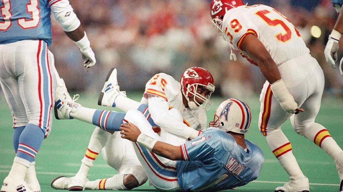 Chiefs like Albert Lewis, center, made it a long day for Houston’s Warren Moon.