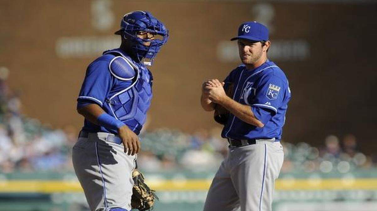 
Royals catcher Salvador Perez (left) and reliever Casey Coleman looked into the Royals dugout in the fifth inning of Monday’s loss to the Tigers in Detroit.
