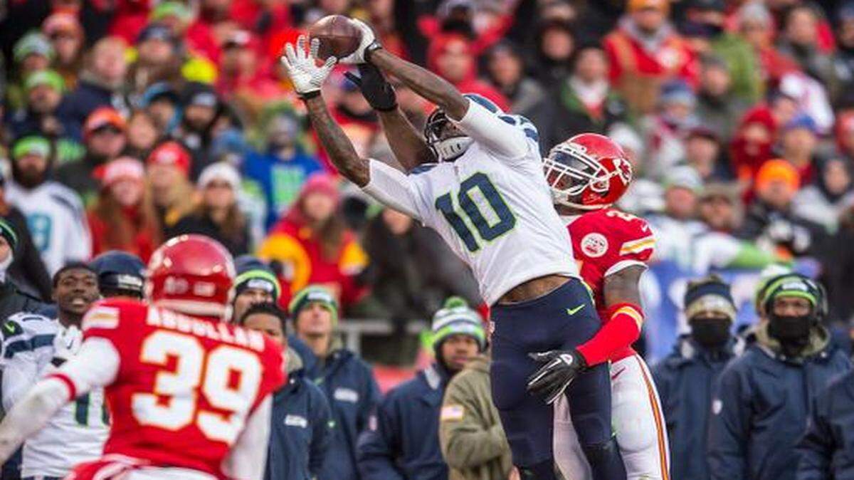 
Chiefs cornerback Sean Smith broke up a fourth-down pass to Seahawks receiver Paul Richardson on Seattle's last drive of the game Sunday.



