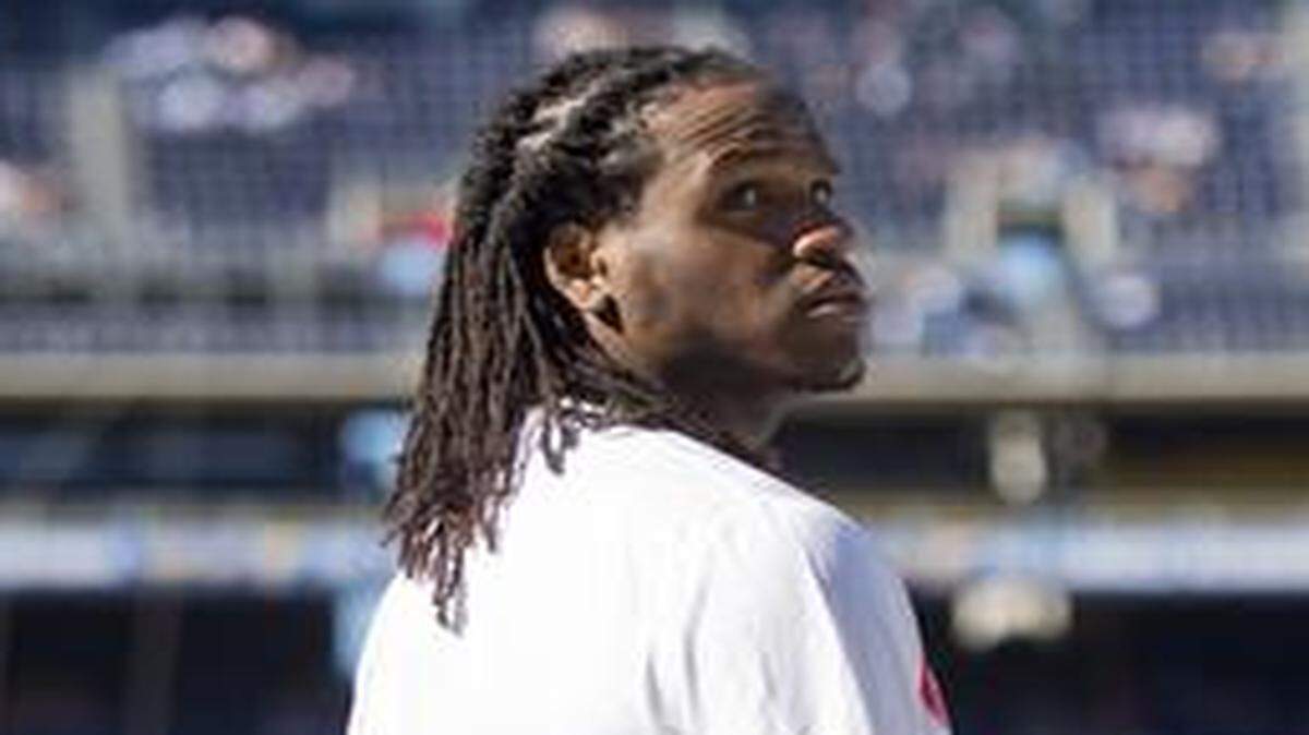 
Kansas City Chiefs running back Jamaal Charles got a contract extension, but the team must move on to settle new deals for Alex Smith and Justin Houston.
