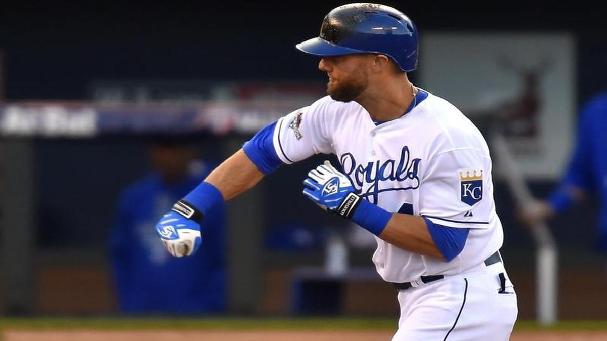 
Royals left fielder Alex Gordon celebrates his double that scored third baseman Mike Moustakas in the seventh inning of Saturday’s ALCS Game 2 vs. Toronto.
