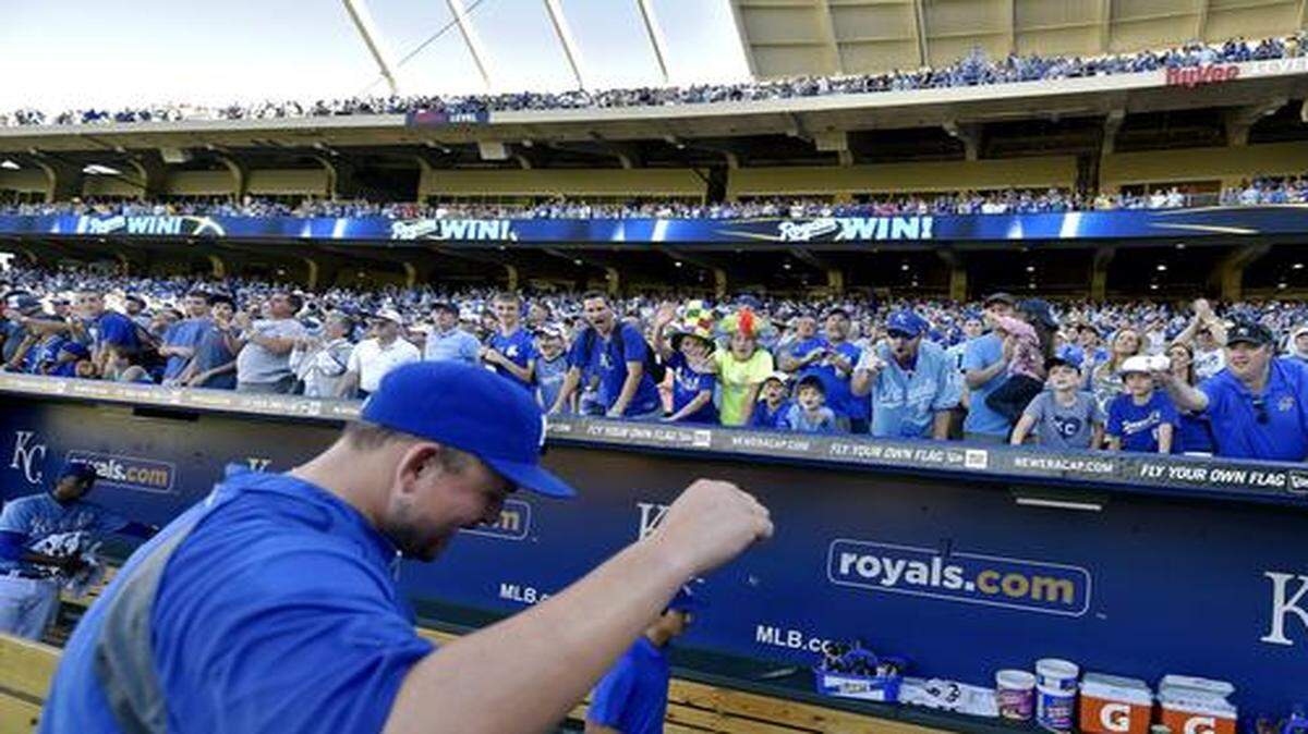 
Billy Butler acknowledged the cheers of Royals fans after a win over the Tigers.
