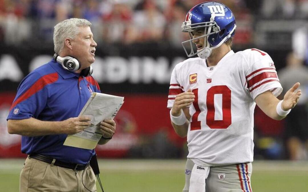 Kevin Gilbride (left) has had playoff success against the Patriots, including as the Giants’ offensive coordinator with quarterback Eli Manning.
