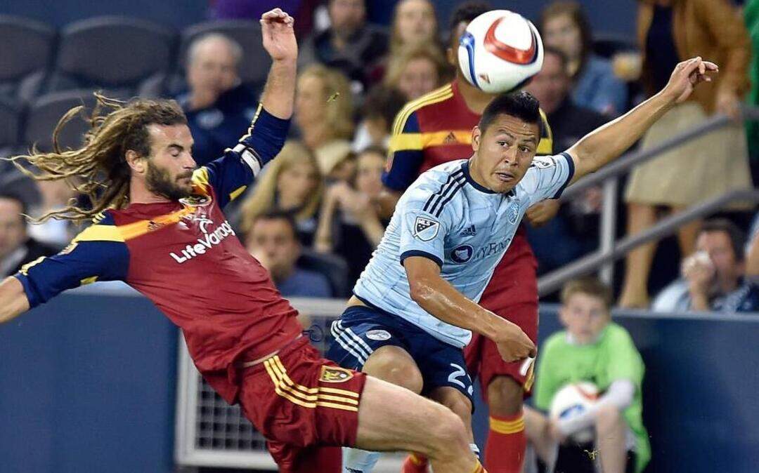 
Sporting KC’s Roger Espinoza (right) gets a pass by Real Salt Lake’s Kyle Beckerman during a 0-0 draw between the two teams on April 11.
