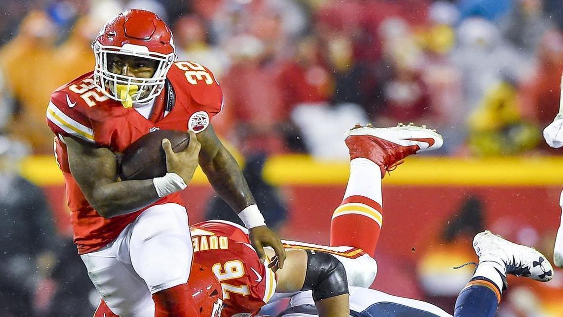 Chiefs running back Spencer Ware (32) broke free of the Broncos defense during the first quarter Sunday at Arrowhead Stadium in Kansas City.
