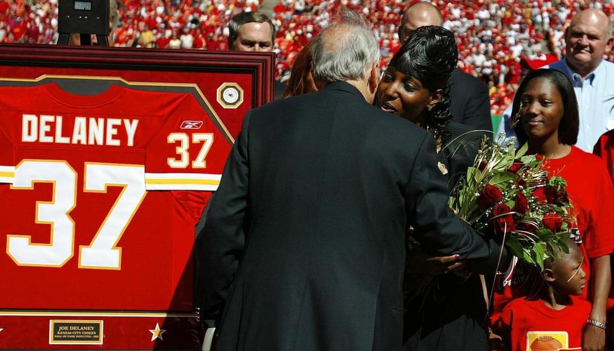In a 2004 ceremony, Chiefs owner Lamar Hunt (left) presented Carolyn Delaney (middle), wife of the late Joe Delaney, during Delaney’s induction into the Chiefs’ ring of honor.