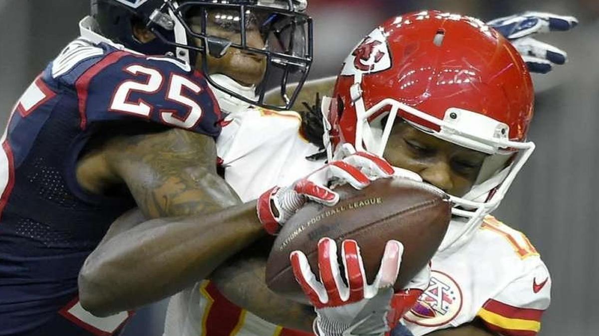 Chiefs wide receiver Chris Conley (right) pulled in a 9-yard touchdown pass against Texans cornerback Kareem Jackson in the third quarter of Saturday’s playoff game.