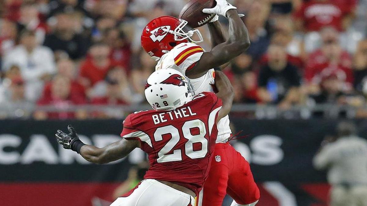 
Kansas City Chiefs wide receiver Jeremy Maclin made a catch as Arizona Cardinals cornerback Justin Bethel defended during Saturday’s game.
