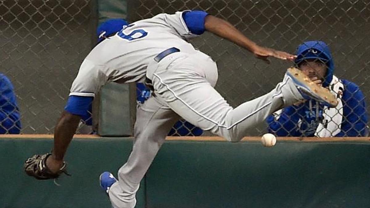 
Royals center fielder Lorenzo Cain had the ball in his glove for a moment but couldn’t hold on to it on a hit by Astros right fielder George Springer in the sixth inning of Sunday’s game.
