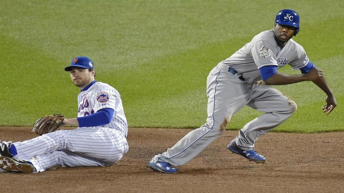Mets second baseman Daniel Murphy missed the catch on a pickoff attempt of Lorenzo Cain in the sixth inning Friday night.