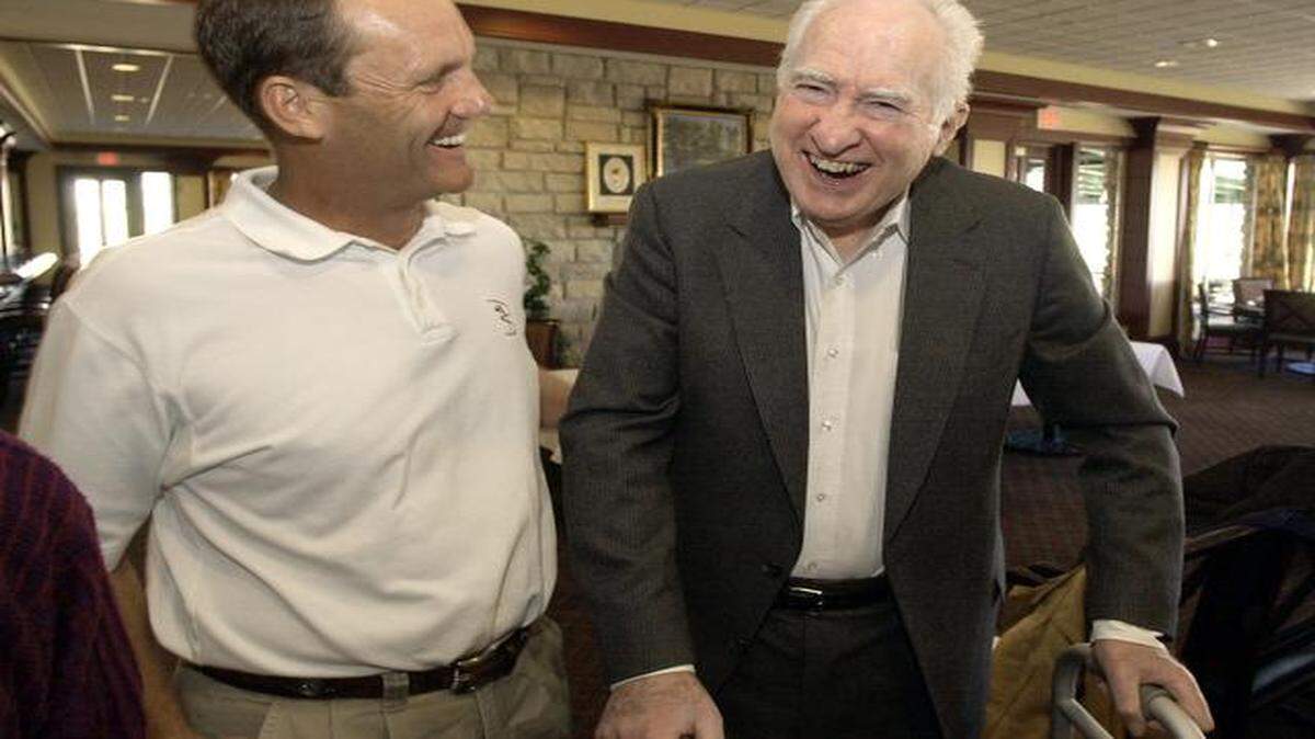 
George Brett (left) talked with former Kansas City Star editor Joe McGuff in 2003 when it was announced that Brett’s ALS benefit golf tournament would now be called the “Joe McGuff ALS Celebrity Classic.” McGuff was diagnosed with ALS in 1999 and died in 2006.

