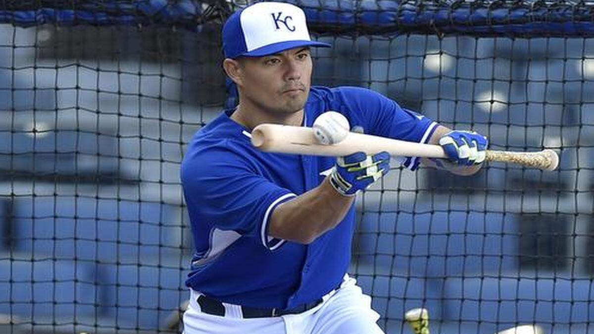 
Royals pitcher Jeremy Guthrie, who will have to bat in an NL park, worked on his bunting during Friday’s practice.

