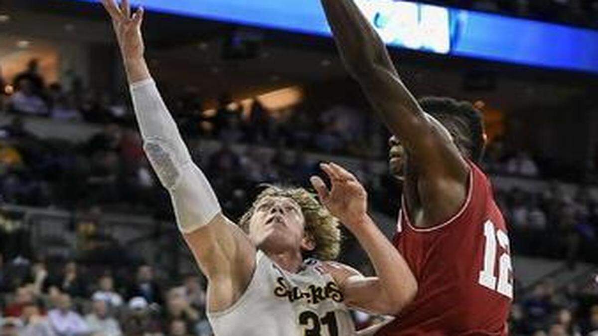 
Wichita State guard Ron Baker drove past Indiana forward Hanner Mosquera-Perea in the second half of Friday’s NCAA Tournament game in Omaha, Neb.
