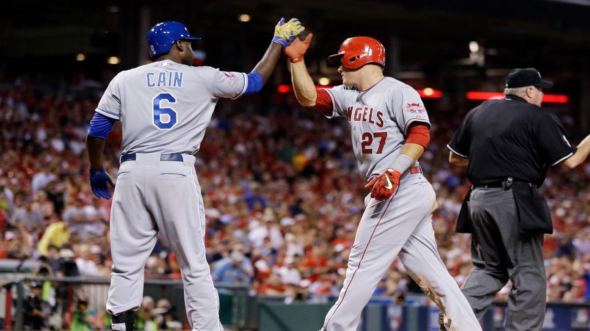 
The American League’s Lorenzo Cain (left) of the Royals and Mike Trout of the Los Angeles Angels congratulated each other after a two-run fifth inning Tuesday night at Great American Ball Park in Cincinnati.
